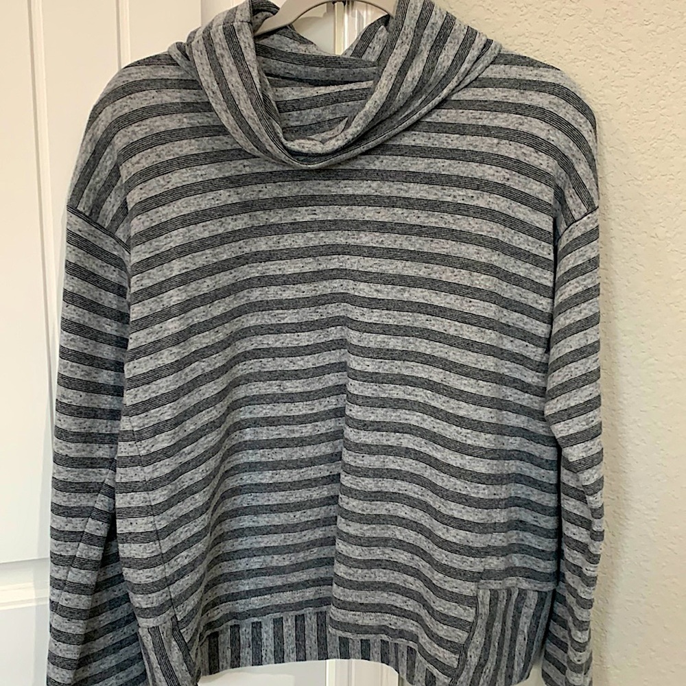 Sweatshirt with cowl neck.